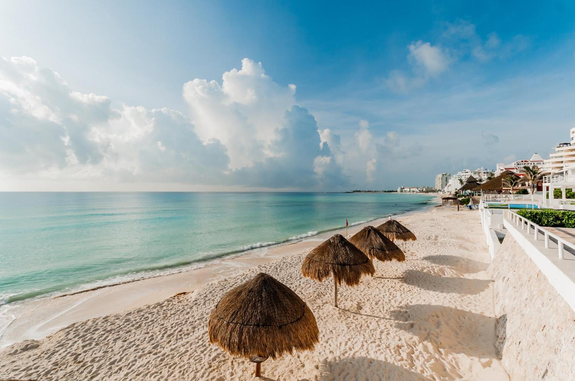 Brisas Beachfront Penthouses Appart hôtel